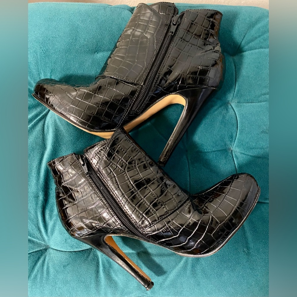 Michael Antonio Glossy Black Croc-Embossed Heels - Picture 2 of 6